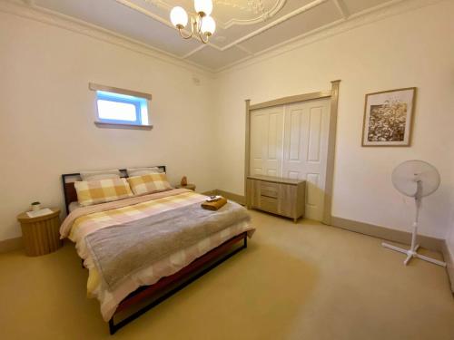 Spacious Private Room in Mckinnon 3 min to Train Station, Cafes and close to Monash Uni in 高菲爾