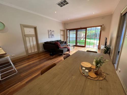 Spacious Private Room in Mckinnon 3 min to Train Station, Cafes and close to Monash Uni in 高菲爾