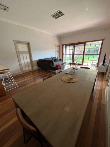 Spacious Private Room in Mckinnon 3 min to Train Station, Cafes and close to Monash Uni in 高菲爾