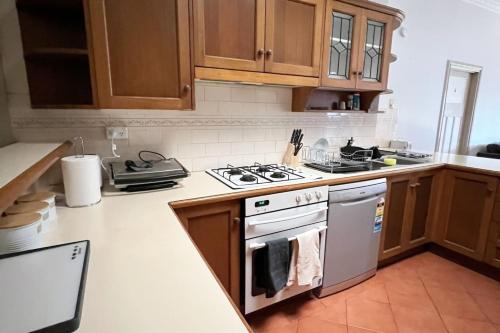 Spacious Private Room in Mckinnon 3 min to Train Station, Cafes and close to Monash Uni in 高菲爾