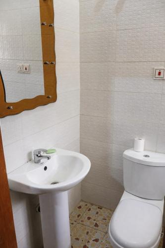 バスルーム, Private Modern 2BR Ensuite Near Kumasi in エジス