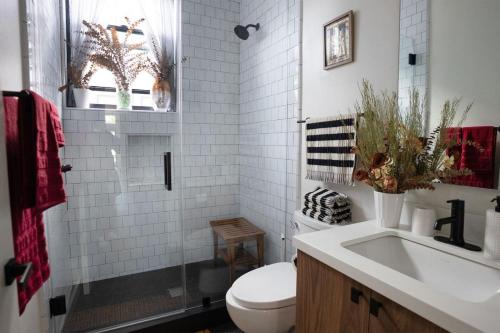 Hollywood Retreat with Rooftop Lounge and Gym - image 2