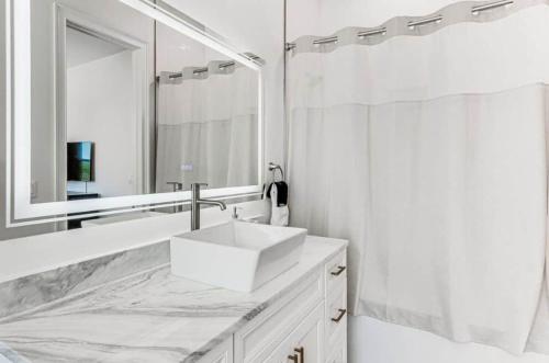 Waterfront Navarre Retreat | Parking | Sleeps 8 - image 2
