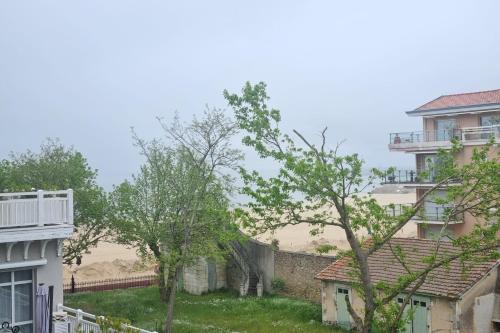 Studio with balcony beach 100m away - image 5