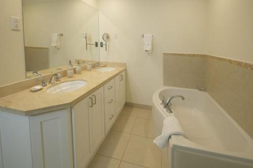 Baño, Modern Beachfront Luxury with Pool - Palm Beach 110 in St Matthias