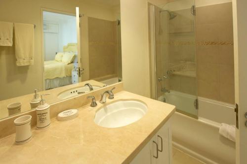 Baño, Modern Beachfront Luxury with Pool - Palm Beach 110 in St Matthias