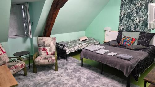 1 double bed, 1 twin bed