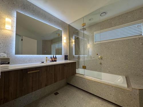 2 bedrooms, 5 beds