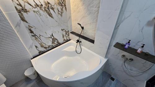Shower, Irich Theparak S101 - BTS-Chang Erawan 2kms near Mueang Samut Pu Chao Saming Phrai Hospital