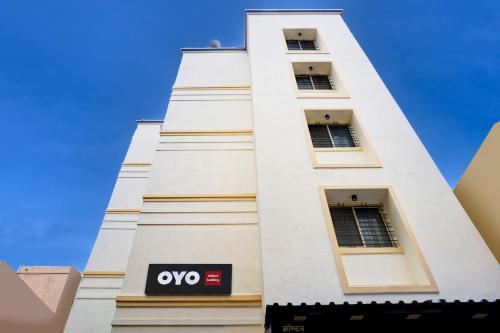 Entrance, Hotel O Jaihind Building in Jadhav wadi