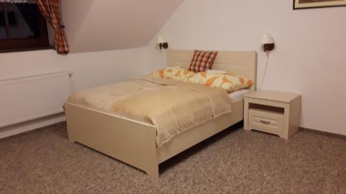 1 queen bed, 1 twin bed