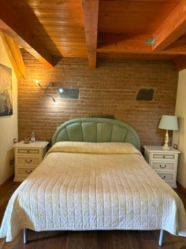 1 queen bed, 1 double bed