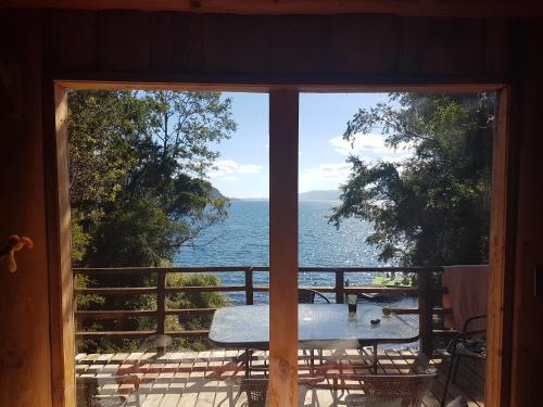 Casa frente a Lago Calafquén con acceso directo al lago (Casa frente a Lago Calafquen con acceso directo al lago) in Chalipen