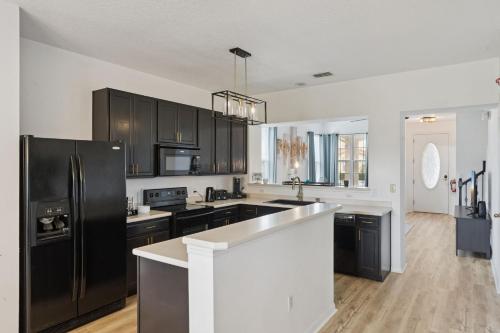 New Listing! - 10 Mins to Disney! - image 5