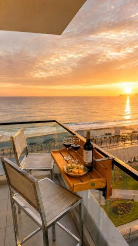 Oceanfront 3BR Apartment 15 Minutes to the Airport, Fast WiFi, Pool, Gym, Sauna and Free Parking