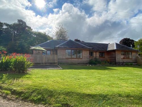 Partridge at Rossie Ochil Estate Cottages with Hot Tub, Perthshire in Форганденні