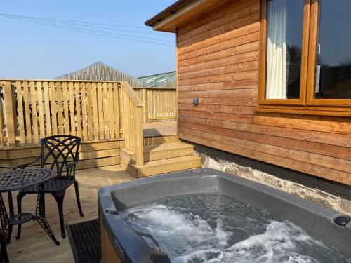 Pheasant at Rossie Ochil Estate Cottages with Hot Tub, Perthshire in Форганденні