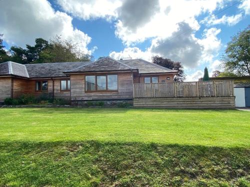 Pheasant at Rossie Ochil Estate Cottages with Hot Tub, Perthshire in Форганденні