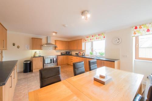 Keepers at Rossie Ochil Estate Cottages with Hot Tub, Perthshire in Форганденні
