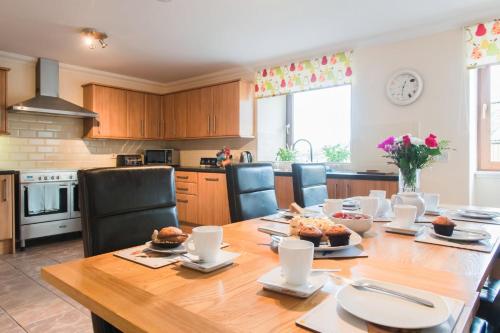 Keepers at Rossie Ochil Estate Cottages with Hot Tub, Perthshire in Форганденні