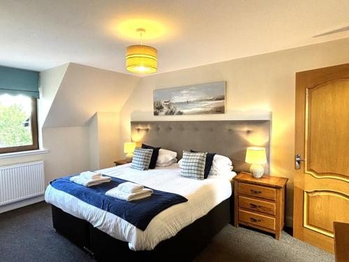 Keepers at Rossie Ochil Estate Cottages with Hot Tub, Perthshire in Форганденні