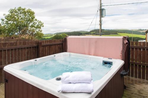 Keepers at Rossie Ochil Estate Cottages with Hot Tub, Perthshire in Форганденні