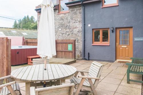 Keepers at Rossie Ochil Estate Cottages with Hot Tub, Perthshire in Форганденні