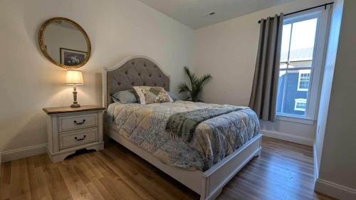 Downtown Apt 2 • 2BR • Near Park & River • Private in פרונט רויאל(וי אי)