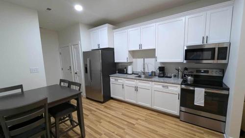 Downtown Apt 2 • 2BR • Near Park & River • Private in פרונט רויאל(וי אי)