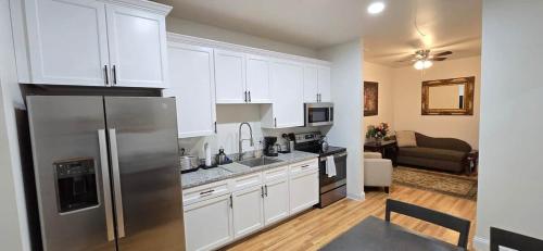 Downtown Apt 2 • 2BR • Near Park & River • Private in פרונט רויאל(וי אי)