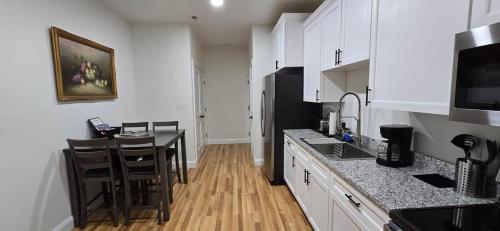 Downtown Apt 2 • 2BR • Near Park & River • Private in פרונט רויאל(וי אי)