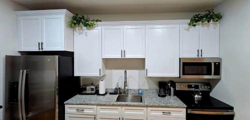 Downtown Apt 2 • 2BR • Near Park & River • Private in פרונט רויאל(וי אי)