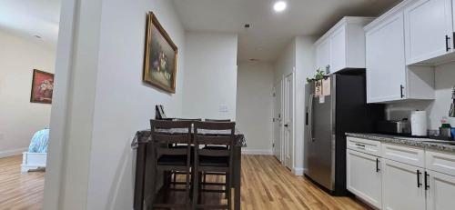 Downtown Apt 2 • 2BR • Near Park & River • Private in פרונט רויאל(וי אי)