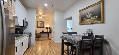Downtown Apt 2 • 2BR • Near Park & River • Private in פרונט רויאל(וי אי)