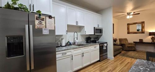 Downtown Apt 2 • 2BR • Near Park & River • Private in פרונט רויאל(וי אי)