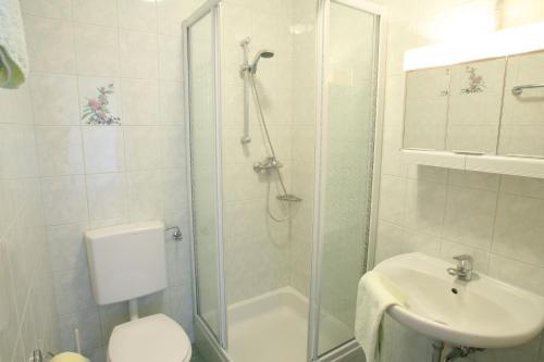 Fürdőszoba, Spezialitatenhof Familie Eichmann in Neuhaus Am Klausenbach