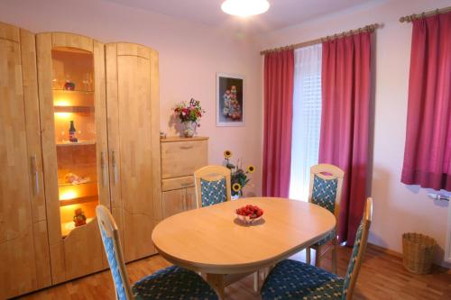 Létesítmények, Spezialitatenhof Familie Eichmann in Neuhaus Am Klausenbach