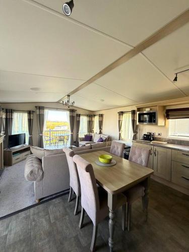 Deer View Escape - 8 Berth Retreat - Malvern View Holiday Park in Suckley