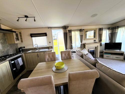 Deer View Escape - 8 Berth Retreat - Malvern View Holiday Park in Suckley
