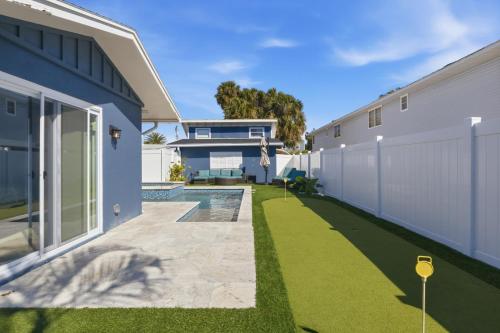 Sea Salt & Sunny Days Pool Spa Putting Green by Anna Maria Life Vacation Rentals - image 3