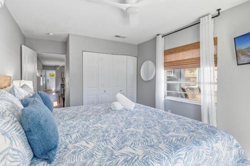 Sea Salt & Sunny Days Pool Spa Putting Green by Anna Maria Life Vacation Rentals - image 4