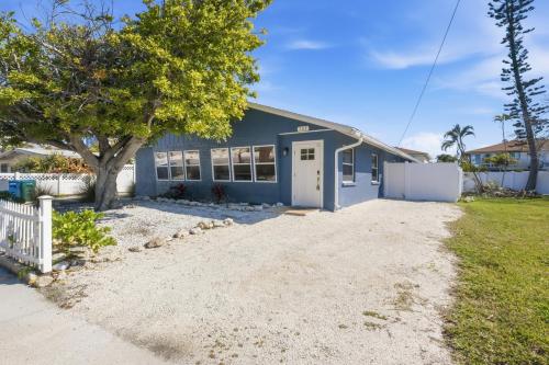 Sea Salt & Sunny Days Pool Spa Putting Green by Anna Maria Life Vacation Rentals - image 5