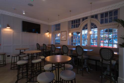 Restaurant, The Kings Head Hotel in Ealing