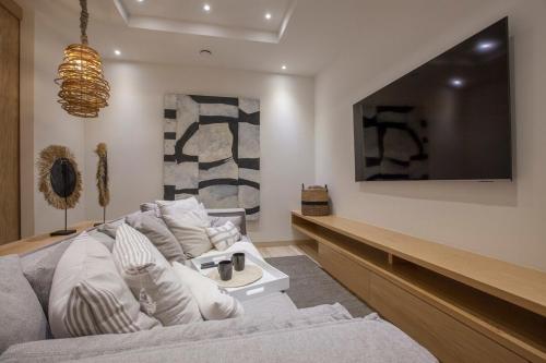 Luxury bayfront condo with panoramic views - image 2