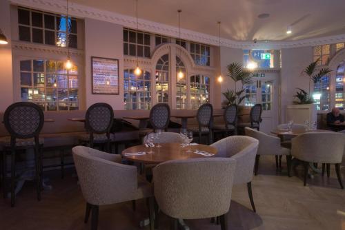 Restaurant, The Kings Head Hotel in Ealing