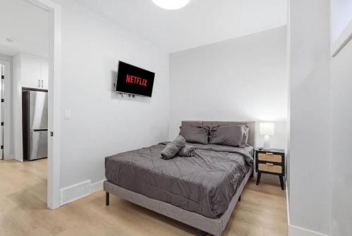 Modern 1BR Suite | Near SAIT & Downtown | Parking