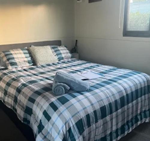 Cozy Matarangi Cabin Garden and Lake views