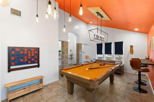 Pool Putt-Putt Fire Pit Sleeps 16 - image 2