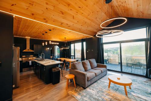 Lights Camera Cabin - Outdoor Theater - Views in New Plymouth (OH)