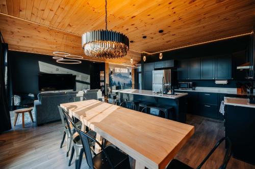 Lights Camera Cabin - Outdoor Theater - Views in New Plymouth (OH)